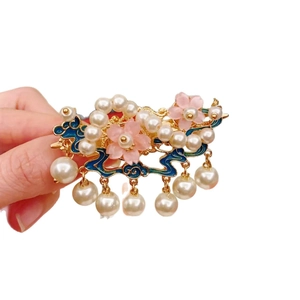 Eleganter pfirsichblüten Haarclip mit weißen Perlen und blauem Emaille in Goldoptik