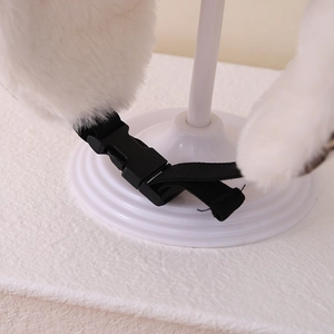 Détail de la boucle en plastique noir et de la sangle élastique sur le bonnet en peluche