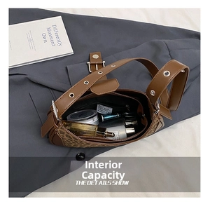 Vue de dessus d'un sac à main léopard marron montrant l'espace intérieur et maquillage