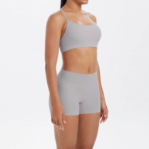 Détail du design du dos d'un ensemble gris avec brassière à bretelles et short taille haute
