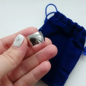 Detailansicht eines 12mm polierten Edelstahlrings mit einem blauen Samtbeutel