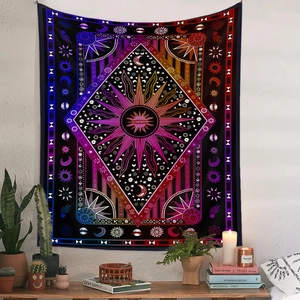 Detail eines böhmischen Wandteppichs mit Sonne, Mond und lebhaften Himmelsmustern