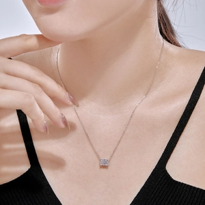 Gros plan détaillé d'un collier pendentif carré en zircon sur le cou d'une femme