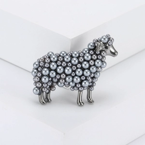 Elegante spilla a forma di pecora con perle grigie e dettagli in strass su base bianca