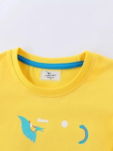 T-shirt gialla in cotone per bambini con stampa dinosauro e classico scollo rotondo