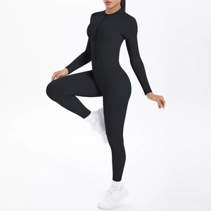 Vorderansicht des schwarzen Langarm-Sport-Jumpsuits mit Reißverschluss und enger Passform