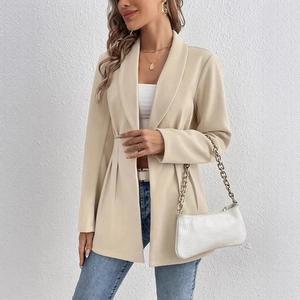 Vue latérale du blazer beige cintré avec revers à cran et coupe ajustée élégante