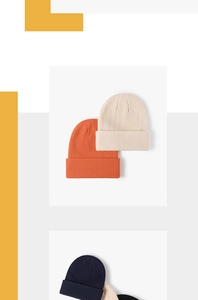 Dettaglio dei cappelli in maglia nei colori avorio, arancione, blu navy e nero