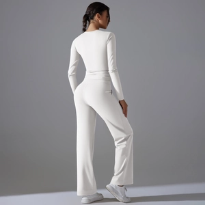 Ensemble de yoga blanc deux pièces avec haut à manches longues et pantalon large taille haute