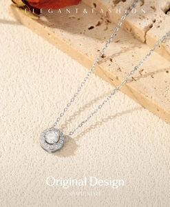 Vue macro d'un collier pendentif halo en moissanite couleur D sur fond de pierre texturée
