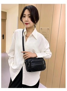 Détail du sac bandoulière noir en cuir PU motif crocodile avec plusieurs fermetures