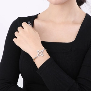 Bracelet à perles vintage en acier inoxydable avec croix évidée en zircon sur poignet femme