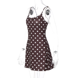 Détail d'une robe courte à pois marron sur mannequin vue sous un angle de 45 degrés
