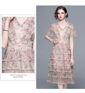 Détails de la robe longue à fleurs en tulle avec perles brodées et col en V chic