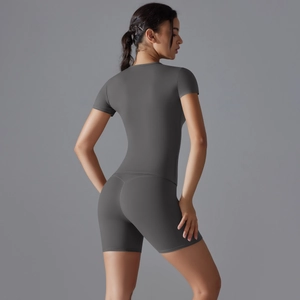 Ensemble de yoga gris foncé pour femme avec haut à manches courtes et short de cyclisme