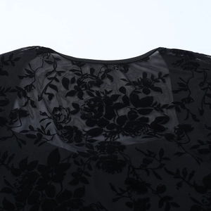 Vue détaillée du col en V avec épissure de dentelle et motifs floraux floqués sur tulle
