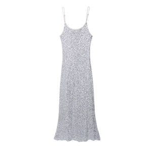 Robe longue élégante à paillettes argentées avec fines bretelles pour les vacances
