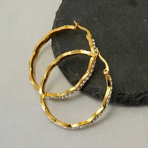 Créoles ondulées en acier inoxydable plaqué or 18 carats avec cristaux sur pierre