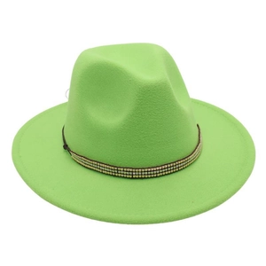 Détail du chapeau fedora en laine vert clair avec ruban perlé sur fond blanc pur