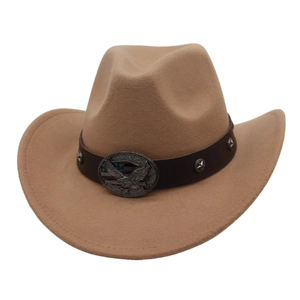 Dettaglio cappello western in feltro con cinturino in pelle e stemma con aquila