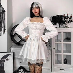 Detalle de vestido gótico blanco con mangas abullonadas y elegantes adornos de encaje