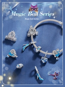 Dettaglio dei ciondoli Magic Ball in argento 925 con carrozza in smalto blu