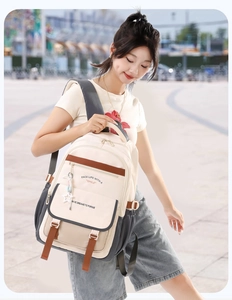 Photo en extérieur d'un sac à dos imperméable avec panneaux gris et crème contrastants
