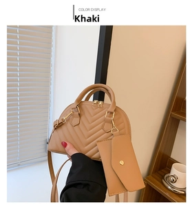 Detail der khakifarbenen Muscheltasche mit V-Steppung und passendem kleinen Münzbeutel