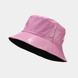 Dettaglio cappello alla pescatora in ecopelle rosa lucida con fodera interna nera