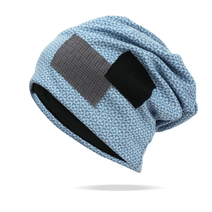 Berretto slouchy blu e bianco testurizzato con dettagli patchwork decorativi su sfondo bianco