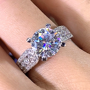 Classic silver four-claw round zircon engagement ring with shimmering side accent diamonds