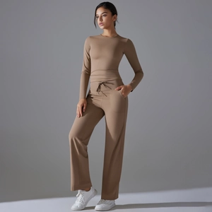 Ensemble de yoga marron avec haut à manches longues ajusté et pantalon large à cordon