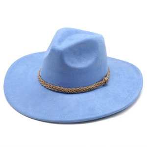Detail eines himmelblauen Filzhutes mit breiter Krempe und geflochtenem braunem Hutband