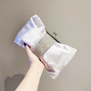 Silberne Abendtasche aus Satin mit funkelnder Strass-Schleife für festliche Anlässe