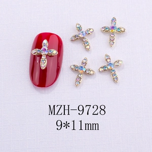 Macro di ciondoli a croce dorata 9x11mm per nail art con strass colorati su unghie rosse