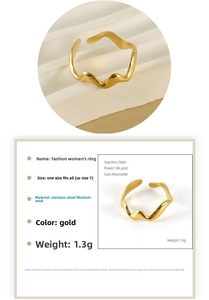 Détail d'une bague ajustable plaquée or 18k en acier inoxydable, design ondulé