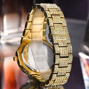 Dettaglio macro del cinturino in oro di lusso con diamanti incastonati e chiusura sicura