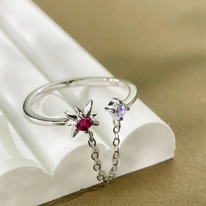 Anillo de cadena en plata S925 con diseño de estrella, piedra roja y circonitas