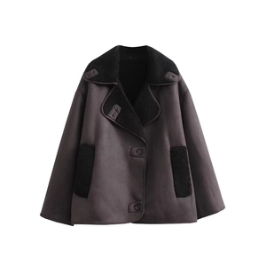 Manteau femme en daim marron avec col en peluche noir et coupe décontractée confortable