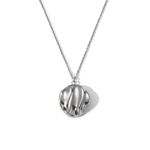 Collier en acier inoxydable argenté avec un pendentif rond texturé sur un fond blanc pur