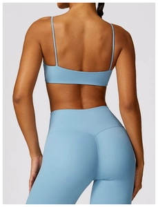 Rückansicht eines hellblauen Sportsets mit V-förmiger Gesäßnaht und Racerback-Bra