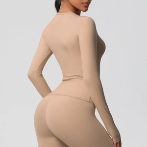 Vue détaillée de l'ensemble de yoga sans couture beige avec haut à manches longues et legging