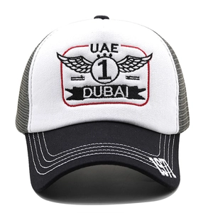 Détail de la broderie Dubai UAE et du filet gris respirant sur la casquette trucker