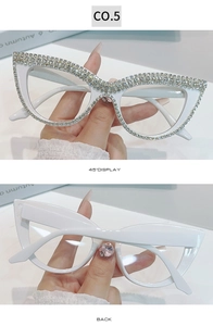 Dettaglio occhiali da sole cat-eye bianchi con strass lucidi sulla montatura