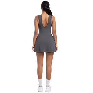 Dettaglio dell'abito sportivo grigio scuro con schiena scoperta a U e gonna a trapezio