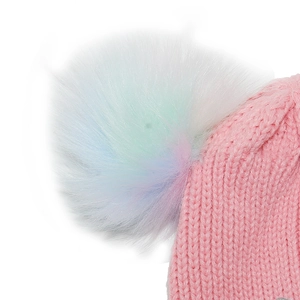 Détail macro de la texture tricot rose et du pompon en peluche coloré pour enfant