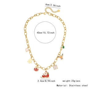Vue détaillée du collier pendentif de Noël en acier inoxydable doré avec des charms festifs.