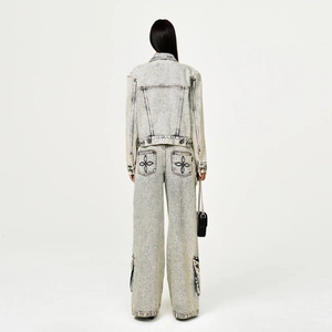 Vue détaillée de l'arrière d'un ensemble en jean délavé vintage avec veste et pantalon