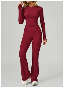 Détail du haut de yoga rouge foncé cintré avec fronces et legging évasé assorti