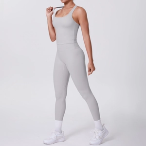 Détail de l'ensemble de sport gris clair avec legging taille haute et haut dos nageur